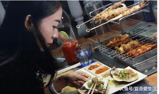 美女一人吃近千元的烤串, 站起来却说没钱, 老板的处理方法绝了