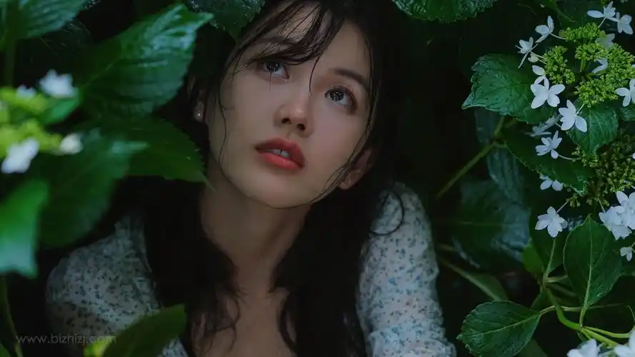 雨中伤心哭泣的女孩惹人心疼-美女壁纸 - 壁纸家