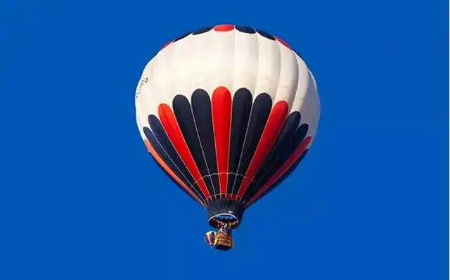 同时,中心构图也最适合表现物体的对称性,常与对称构图联合使用——将