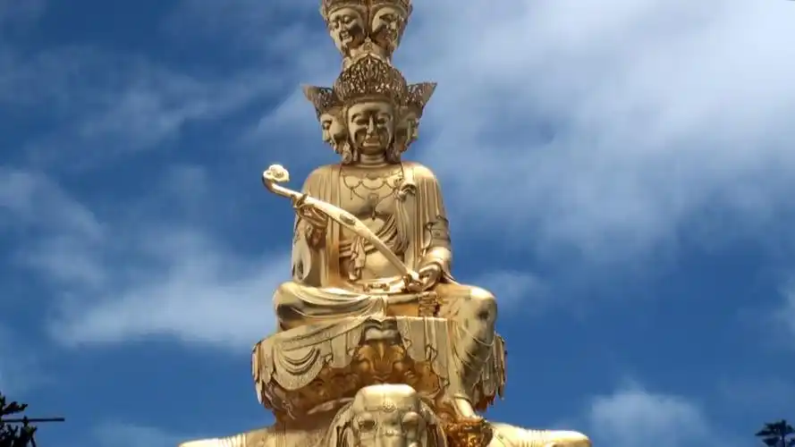 世界遗产峨眉山金顶四面十方普贤金像峨眉山的标志