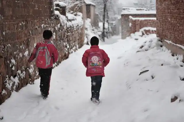 昔日步行上学的农村孩子