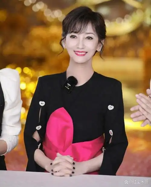 69岁赵雅芝近照引争议滤镜过度和生图不符照片是照骗