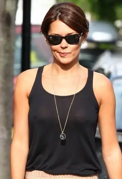 图文-英传奇射手与娇妻遛狗 名模胸露肉色不慎凸点