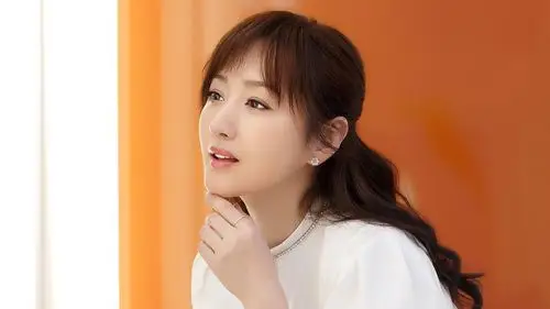 原创杨钰莹晒恋梦空间新造型身穿护士服像极了白衣天使