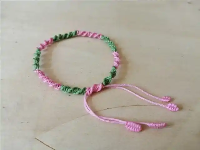 用到蛇结,雀头结,平结,凤尾结 圆形玉米结手链,用到两股拧绳结,蛇结