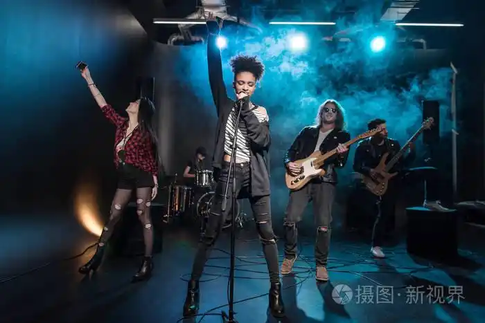 在舞台上的摇滚乐队