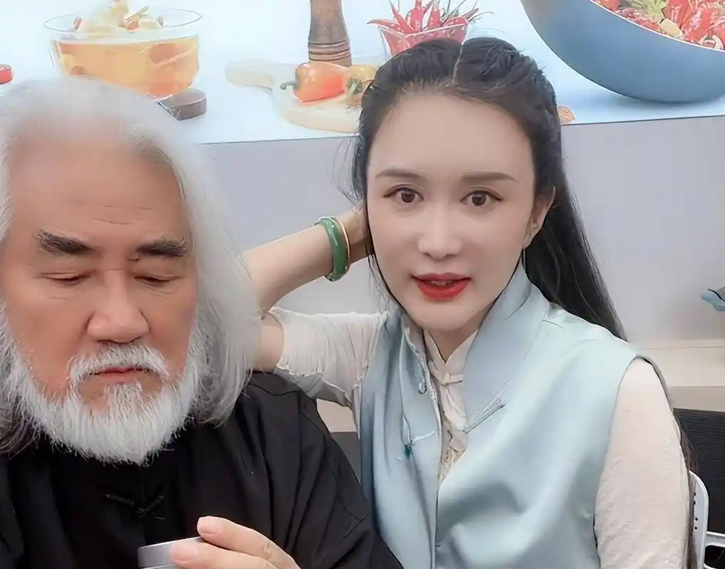 72岁张纪中又当爹42岁娇妻杜星霖官宣四胎晒彩超已怀孕50多天