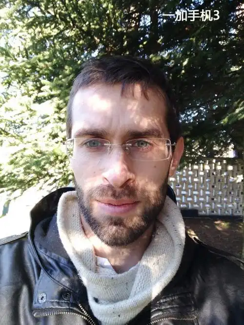 帅哥老外拿这四款旗舰玩自拍结果意外