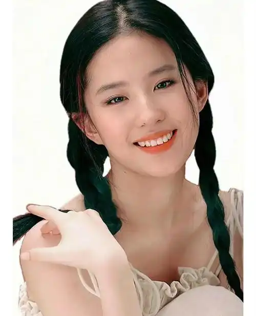 17岁刘亦菲写真白色吊带裙好清纯676767眼神好清灵