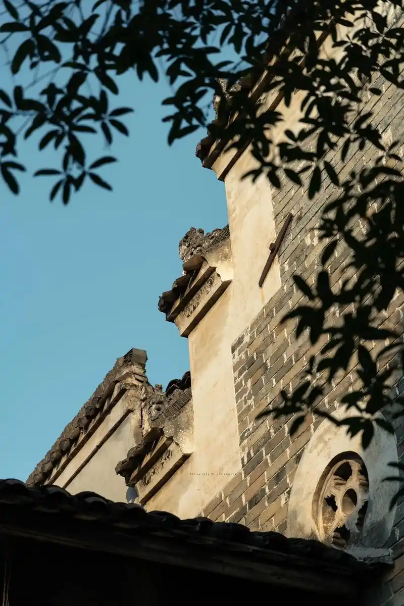 双峰 | 洛阳湾古建筑群.阳光透过树叶 斑驳散落在青砖上 惜 - 抖音