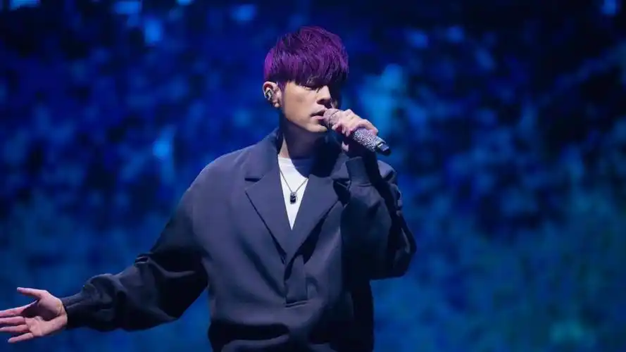 周杰伦演唱会两人被行拘,强行推人过闸机,谎称六千元带进内场