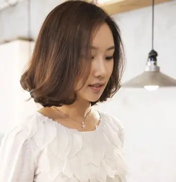 2016-01-18来源:发型师姐编辑:lisa 分享到  中分的沙宣短烫发在发梢