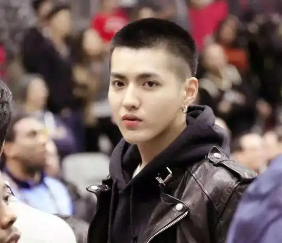 回忆你的童年~ 虽然板寸很短,想要个性一点也不是木有办法,参考吴亦凡