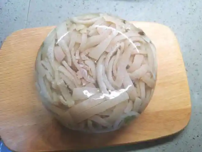 熬制皮冻有新招只要一斤猪皮让你轻松做出晶莹剔透的水晶皮冻