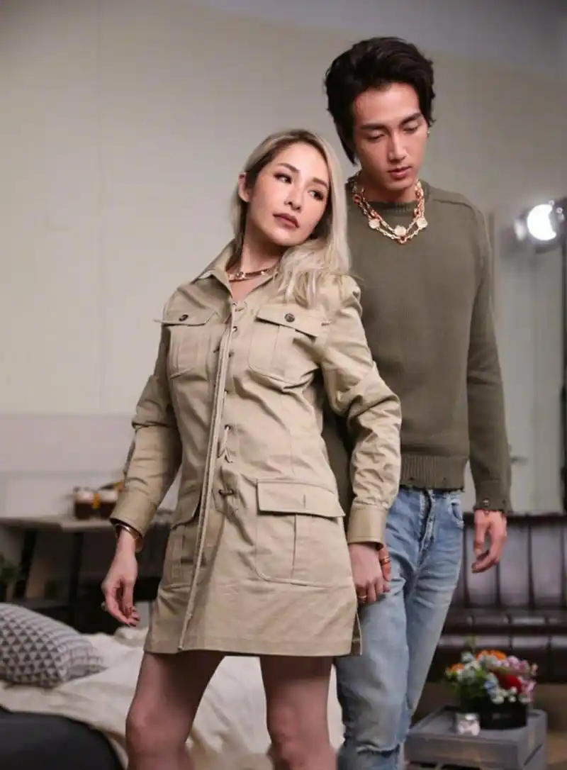 萧亚轩和男友黄皓的情人节特刊大片出炉,这组大片让我想到了《当你和