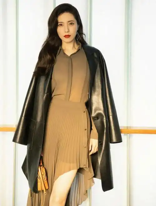 "姨圈顶流"曾黎,这性感身材真是绝绝子