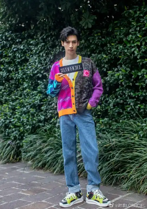 罗云熙leo受邀出席gcds 2020春夏大秀,印花针织开衫搭配白t,牛仔裤和