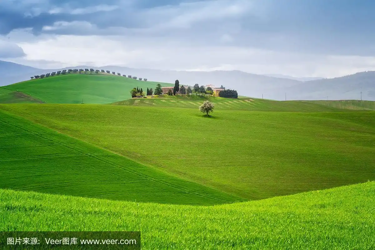 托斯卡纳的风景与绿色起伏的山丘