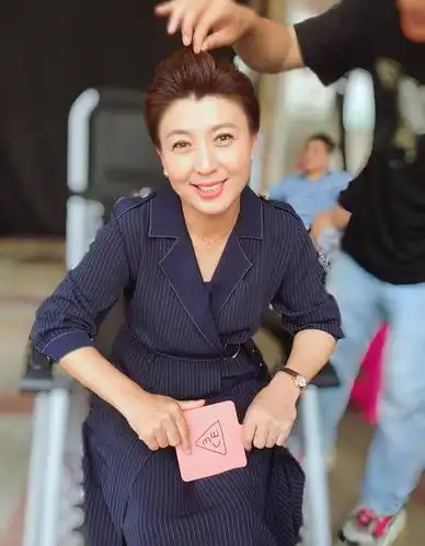 48岁闫学晶终于换发型波波头齐刘海俏皮可爱穿连帽衫嫩回20岁