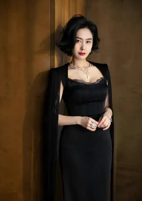 49岁朱茵仍旧那么美黑色流苏长裙配红唇展现曼妙身材