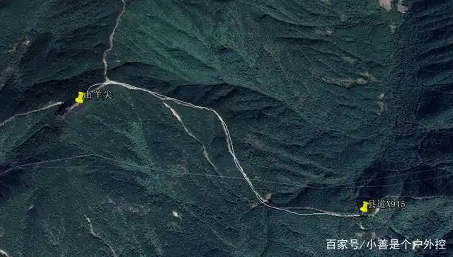 从卫星地图上看,x945县道就在山脚下,停车后沿防防火带,可以登到顶峰.