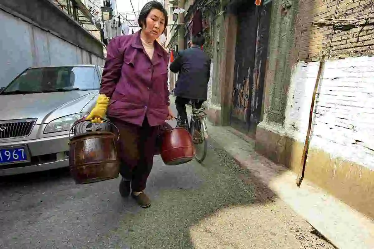 【图集】上海老城区居民与远去的"拎马桶"时代