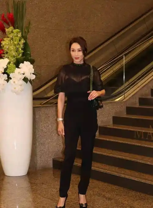 看了优雅女神郭可盈,你就会知道女人的完美气质真的不在于年龄