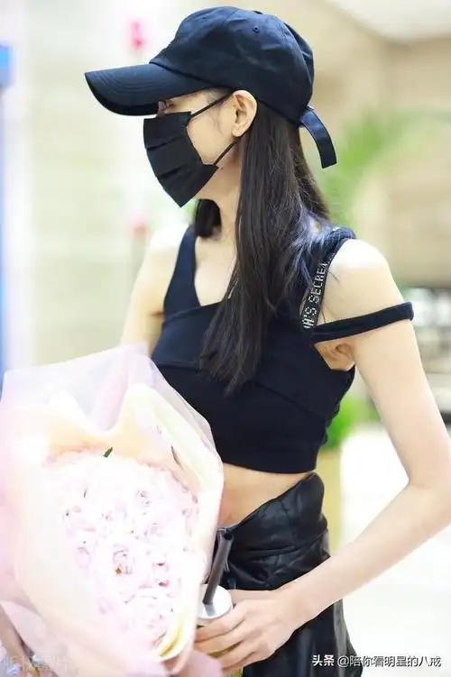 张天爱黑色背心搭牛仔裤尽显曼妙身材