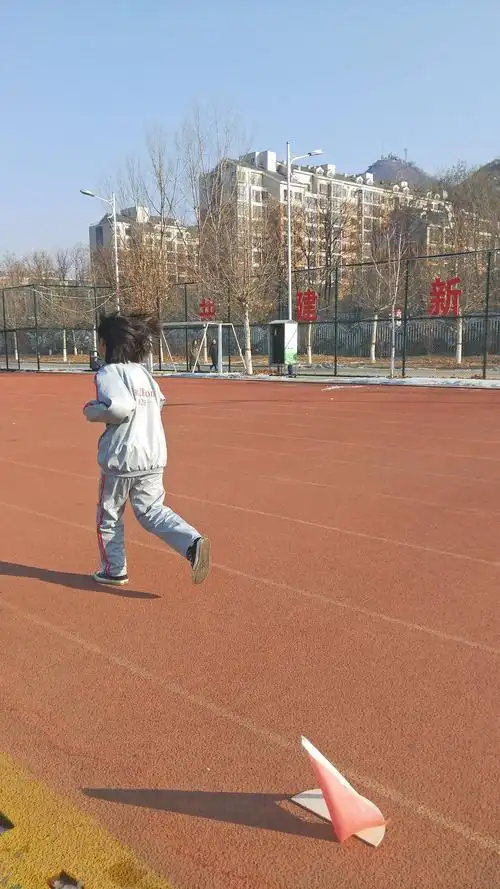 阳光下奔跑的背影