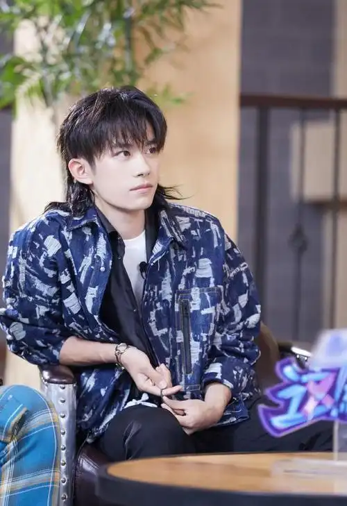 易烊千玺换新造型鲶鱼头配450鞋变杰克逊忒帅谁说他只扮嫩