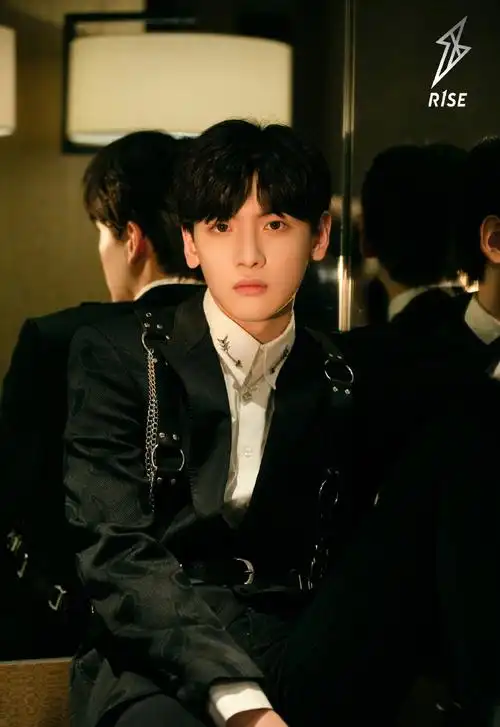 r1se翟潇闻黑色西服冷峻帅气写真39