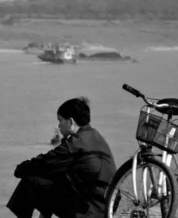 男人独坐沉思的图片,男人独坐背影沉思的图片