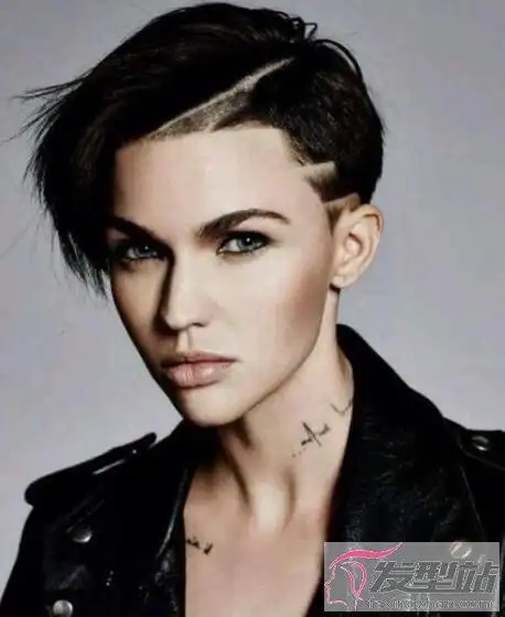 女生帅气刻痕发型 吸睛有个性就这么酷_发型站_最新流行发型设计发型