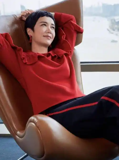 看到56岁蒋雯丽才明白:女人上了年纪剪短发,时髦减龄还更洋气_发型