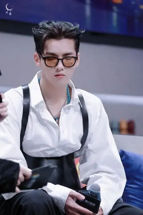 吴亦凡超话|#吴亦凡白衬衫吊带马甲#神奇小凡凡登场～@mr_凡先生38