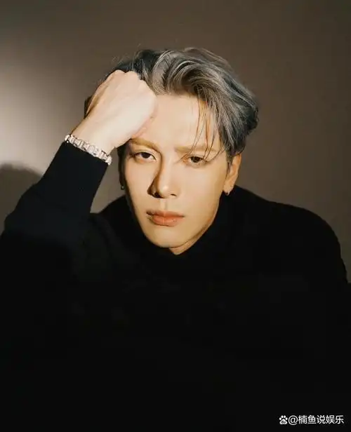 被王嘉尔帅到了!穿深v西装大秀腹肌线条,型男魅力根本挡不住