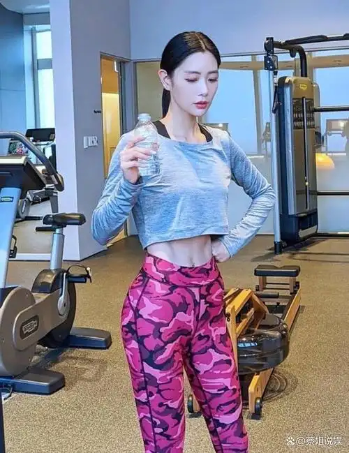 克拉拉太绝了168cm的黄金三围腰臀比