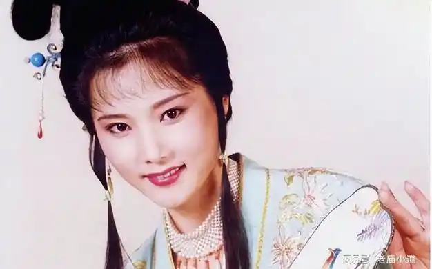 看看何赛飞年轻时候的容貌就知道为何都说好看了