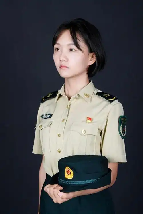 退伍女兵的军装写真,帅!