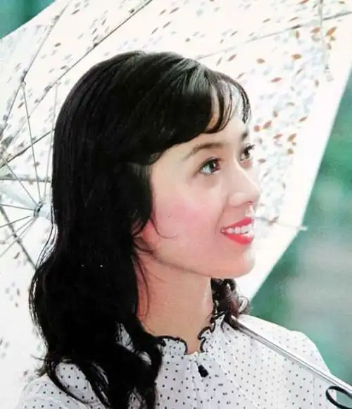 80年代第一美女龚雪,因"流氓案"断送事业,远走美国后过得如何