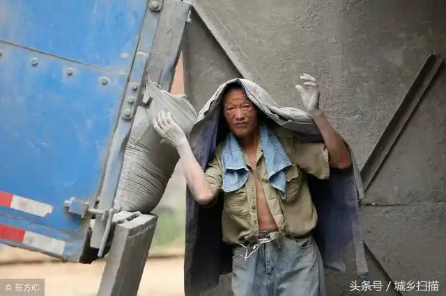 生活从来不轻松,12张农村父母辛苦劳作图,哪一张让你看后泪目?