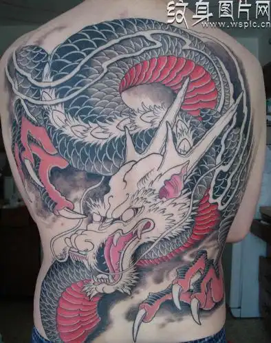 这是手臂上的一个纹身龙图案,采用黑白配色,画面感有点类似于卡通动画