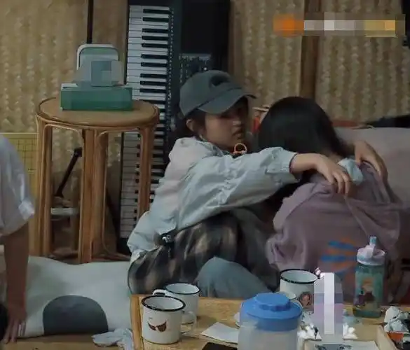 原创欧阳娜娜躲着镜头哭泣张子枫看到后谁注意她的举动感动到了