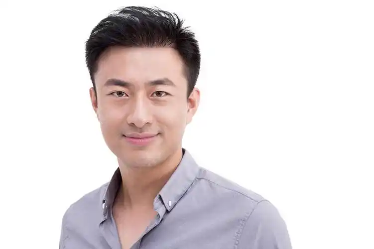 幸福,信心,中国,亚洲,仅一个男性,仅一个人,休闲装,肩膀,仅一个年轻