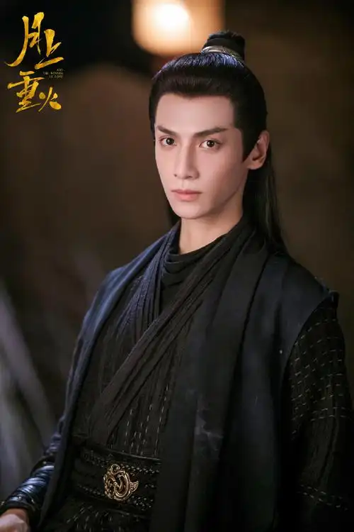 罗云熙月上重火黑衣剧照图片
