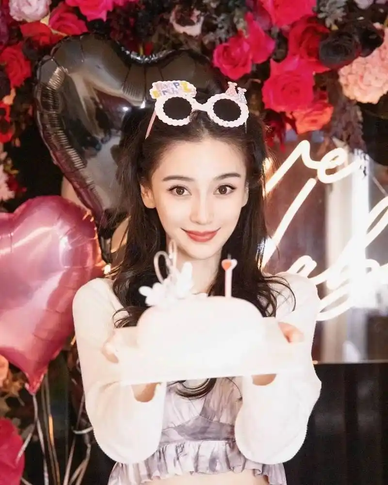 angelababy 34岁生日甜美庆生,青春外貌少女感十足  2月28日,angela