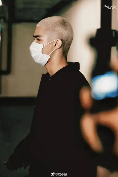 米卡金发寸头造型