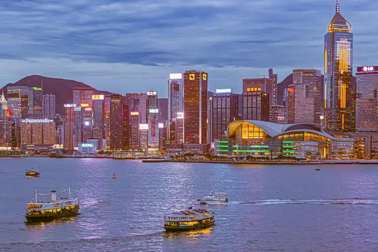 夜色阑珊下的维多利亚港