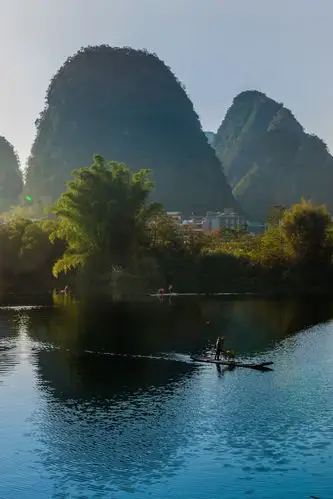 去年年末,行走在桂林山水之间,这是我眼里我镜下的桂林美景之一,阳朔