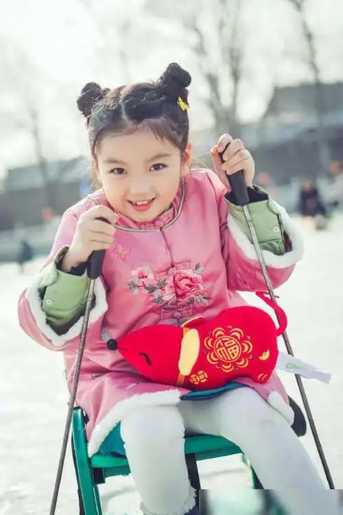 阿拉蕾化身小福娃贺新年扎着双丸子头又萌又可爱